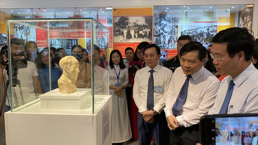 Ông Võ Văn Thưởng (bìa phải), Trưởng Ban Tuyên giáo Trung ương nghe câu chuyện bức tượng bán thân từng ở nhà tù Côn Đảo, lưu lạc sang Pháp và mới trở về nước Ảnh: KỲ SƠN 