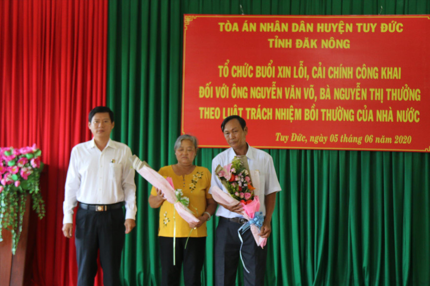 Chánh án TAND huyện Tuy Đức tặng hoa cho người bị oan sai 