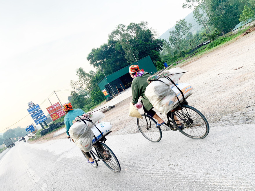 Những người đạp xe đi bán muối rong ở Diễn Vạn 