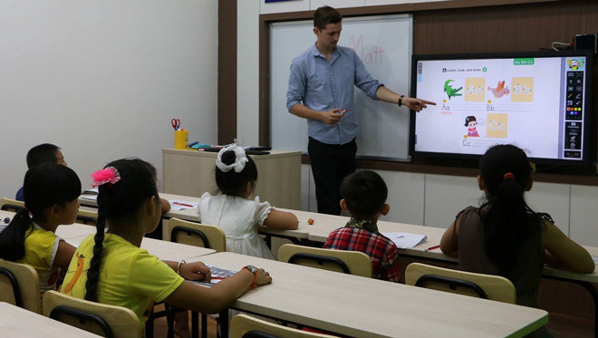 Một lớp học tiếng Anh ở Hà Nội. Ảnh: N. Hà