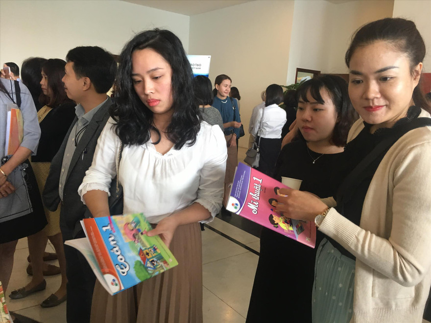 Giáo viên mong muốn sớm được tiếp xúc với các cuốn SGK mới Ảnh: Nghiêm Huê