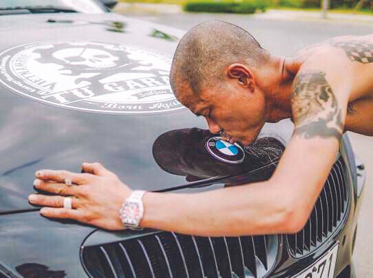 Tự Thanh Đa bên cạnh xế cưng BMW