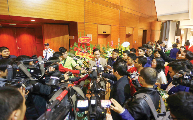 Ông Cấn Văn Nghĩa nhận được sự quan tâm đặc biệt của báo giới sau khi trúng cử vị trí Phó Chủ tịch phụ trách tài chính VFF khóa 8 Ảnh: VSI