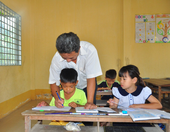 Gian nan gieo chữ vùng biên nghèo. ảnh: Hòa Hội 