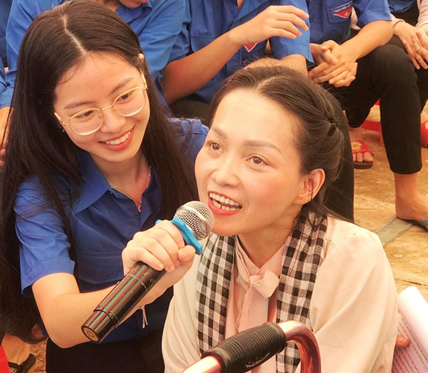 Trần Thị Trà My chia sẻ với học sinh Ảnh: Thắng Trân