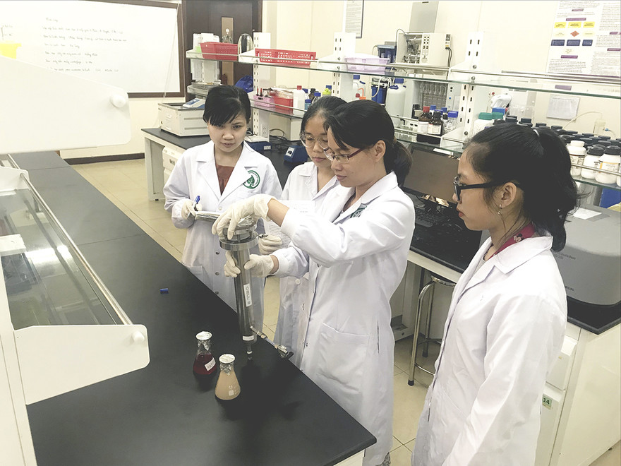 TS Lê Ngọc Liễu (thứ 2 từ phải qua) cùng sinh viên trong phòng thí nghiệm Ảnh: NVCC