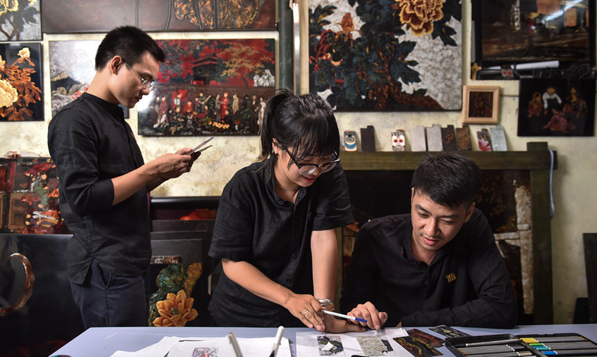 Các bạn trẻ tự tay chế tác sơn mài khi tham gia workshop của La Sonmai Ảnh: DIỆP ANH 