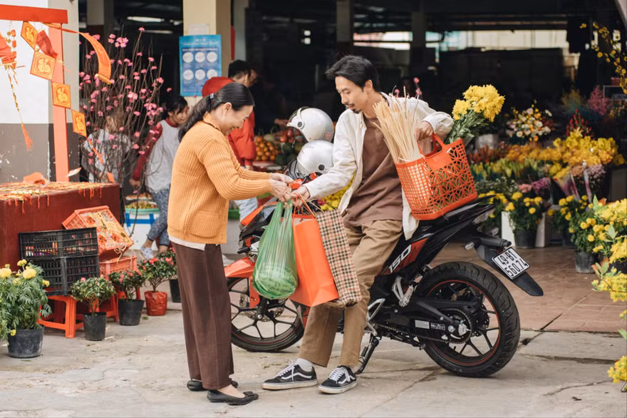 Xe máy mới là nhân vật chủ đạo trong MV của Đen Vâu và Justa Tee 