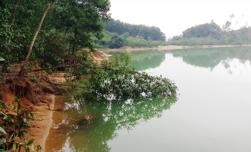 Những hố khai thác có diện tích lớn không được hoàn thổ tạo thành những hồ nước sâu nguy hiểm 