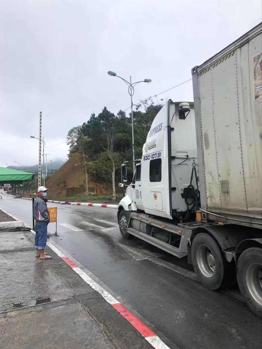 Ngóng trông đến lượt xe mình qua được biên giới Ảnh: Duy Chiến