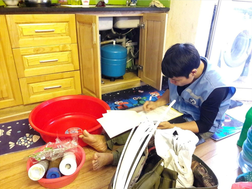 Người dân tốn tiền triệu mua nước bình, thay lọc nước; khoan thau rửa bể sau sự cố nước sạch sông Đà nhiễm dầuẢnh: Long Vân