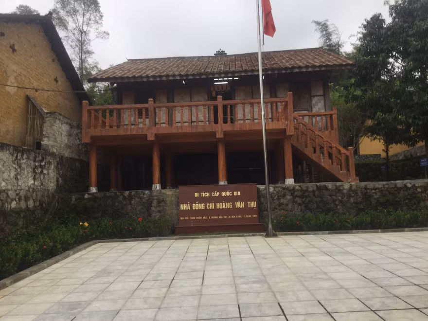 Bê tống hóa mặt tiền ngôi nhà sàn nom rất phản cảm 