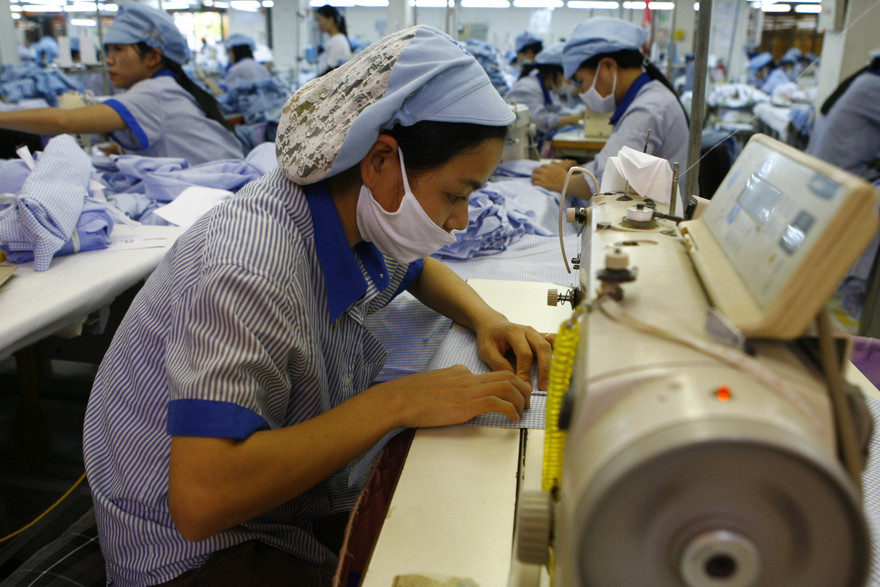 Nhiều DN đang thiếu nguyên liệu sản xuất Ảnh: Hồng Vĩnh