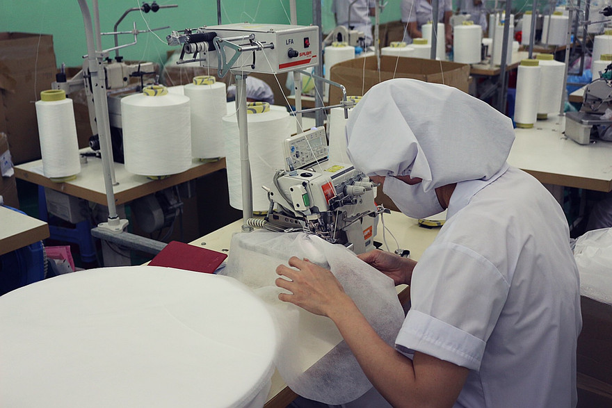 Doanh nghiệp sản xuất khẩu trang y tế Danameco gặp khó khăn về nguồn nguyên liệu, song phải tự xoay xở 