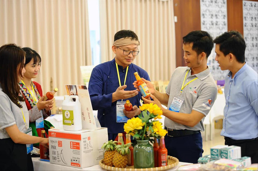 Các thí sinh trưng bày giới thiệu sản phẩm tại vòng bán kết khu vực miền Trung