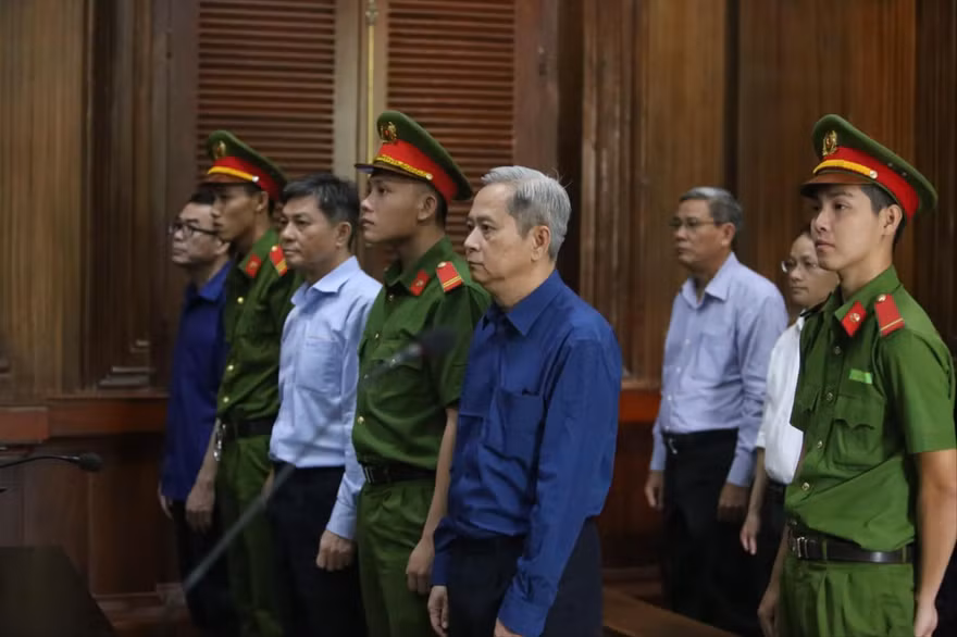 Các bị cáo tại phiên tòa hôm qua 26/12 Ảnh: Tân Châu