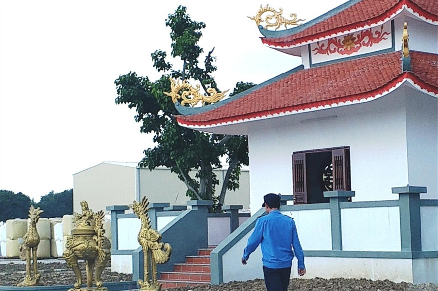 Ngôi đền được xây dựng trái phép trong đất khu công nghiệp. Ảnh: Ngọc Văn