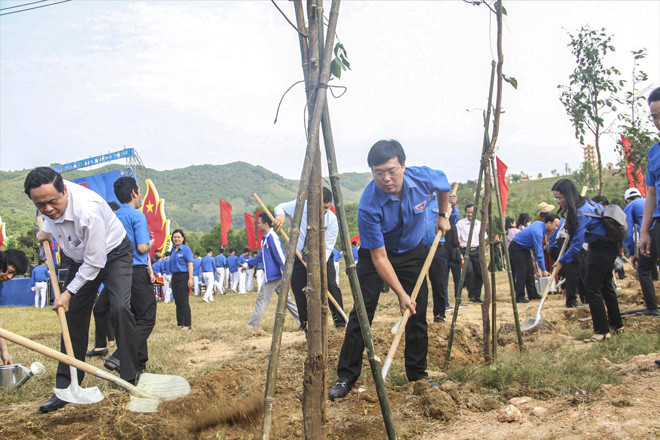 Ông Trần Thanh Mẫn - Bí thư T.Ư Đảng, Chủ tịch Ủy ban T.Ư MTTQ Việt Nam và anh Lê Quốc Phong, Bí thư thứ nhất T.Ư Đoàn cùng các ĐVTN tham gia “Tết trồng cây đời đời nhớ ơn Bác Hồ” Xuân Kỷ Hợi 2019 ảnh: Trương Định 