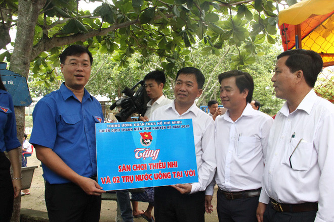 Bí thư thứ nhất T.Ư Ðoàn Lê Quốc Phong tặng sân chơi cho học sinh trường Tiểu học Tân An, Thạnh Hóa, Long An. Ảnh: Lâm Hải.