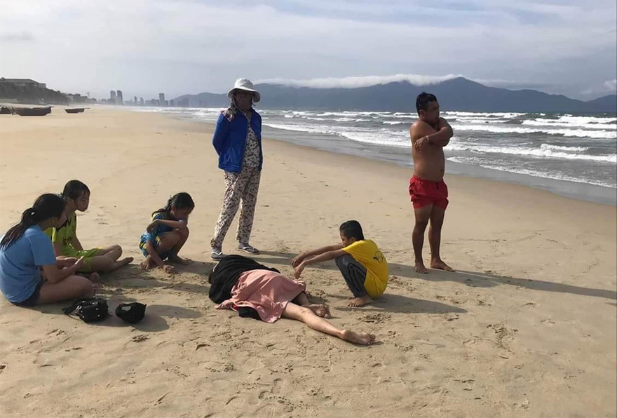 Một thiếu niên may mắn được lực lượng cứu hộ cứu kịp thời sau khi tắm trong vùng biển đã cảnh báo không được tắm Ảnh: Ng.T.