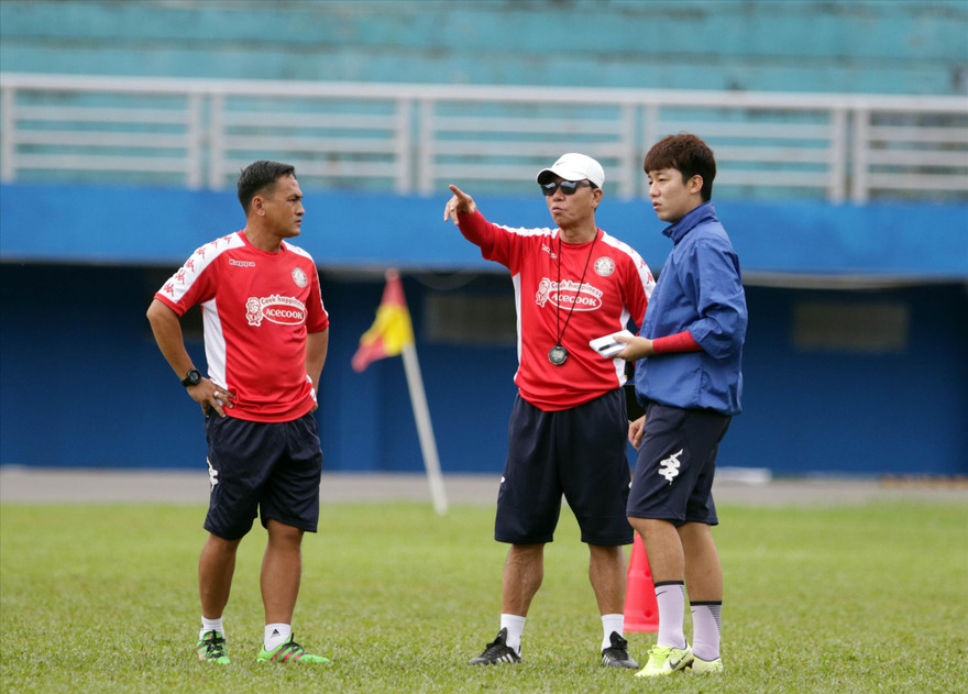 Trợ lý ngôn ngữ Yang Jae-mo (bên phải) trong một buổi tập của CLB TP Hồ Chí Minh ảnh: HỮU PHẠM 