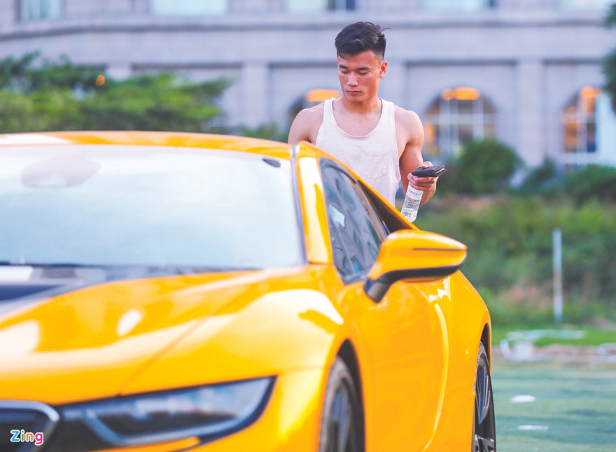 Bùi Tiến Dũng bên chiếc siêu xe BMW i8