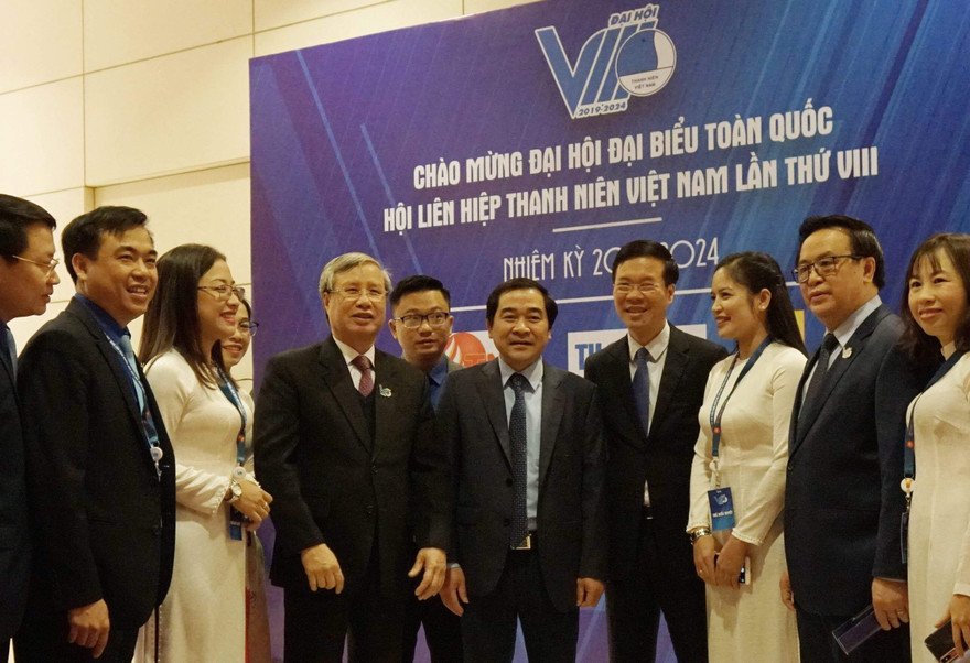 Thường trực Ban Bí thư Trần Quốc Vượng và các đại biểu dự Đại hội 