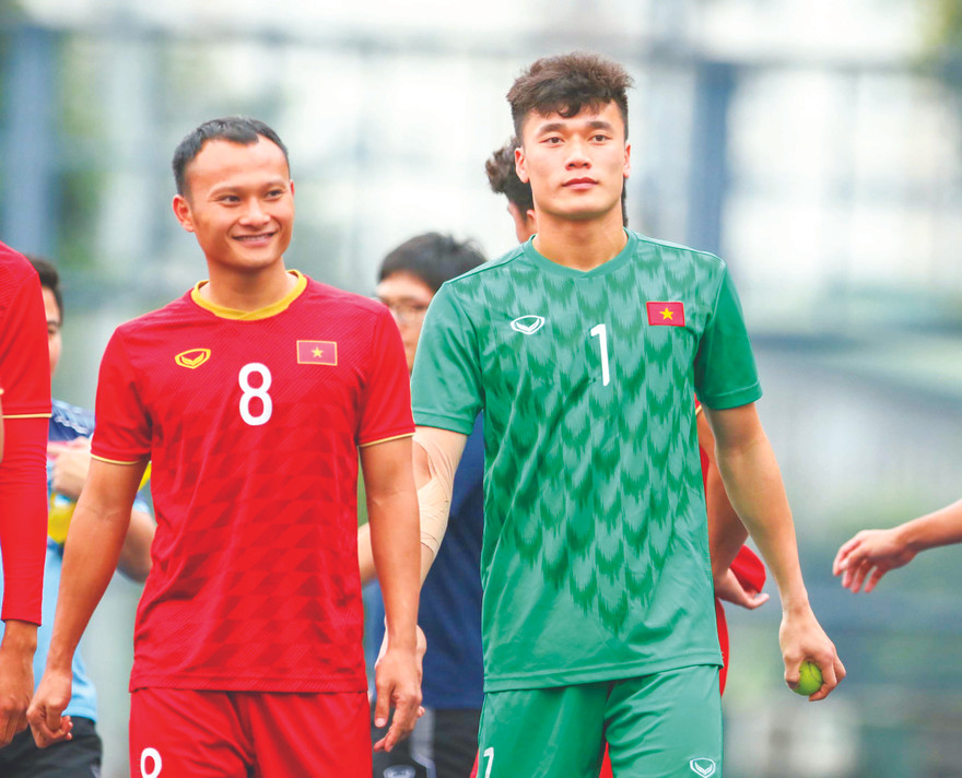 Thủ môn Bùi Tiến Dũng sau trận đấu với Indonesia ở vòng bảng ảnh: HỮU PHẠM