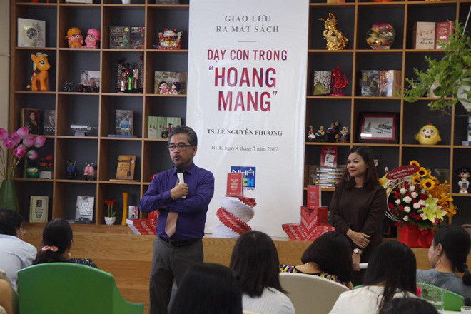 TS Lê Nguyên Phương trong buổi ra mắt cuốn sách “Dạy con trong hoang mang” 