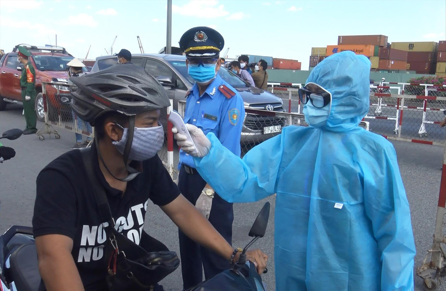 Lực lượng chức năng kiểm tra thân nhiệt người dân vào TPHCM Ảnh: Ngô Bình