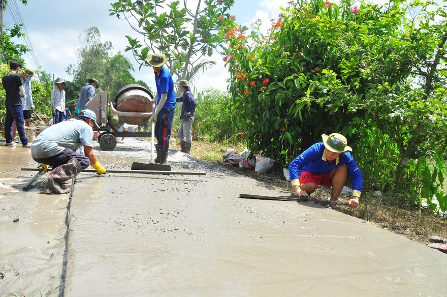Các bạn trẻ ĐBSCL làm đường giao thông nông thôn ẢNH: HÒA HỘI 