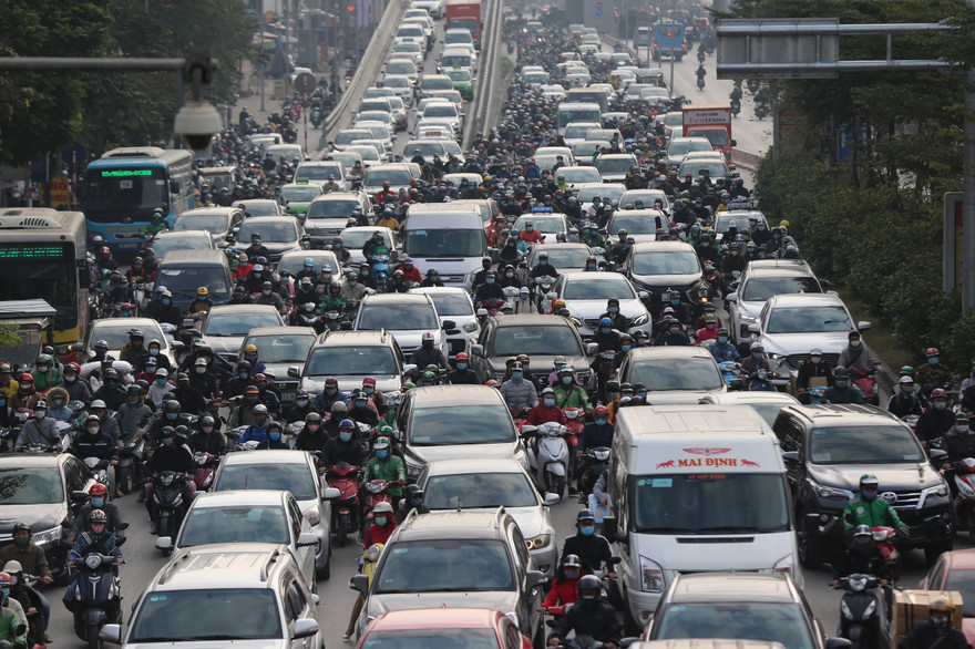 Quá tải hạ tầng khiến ùn tắc thường xuyên tại khu vực Ngã Tư Sở Ảnh: Như Ý