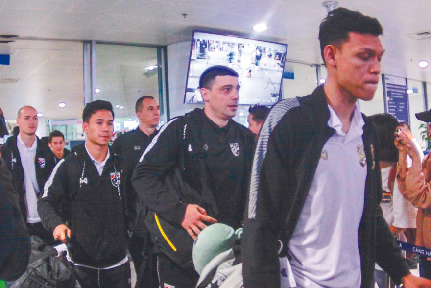 Các cầu thủ Thái Lan đặt chân tới Hà Nội trong tâm trạng không tốt sau khi để thua Malaysia ảnh: DUY PHẠM