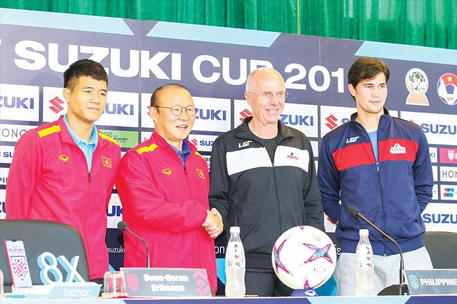 HLV Park Hang seo và HLV Eriksson trong cuộc họp báo trước trận đấu ảnh: NHƯ Ý