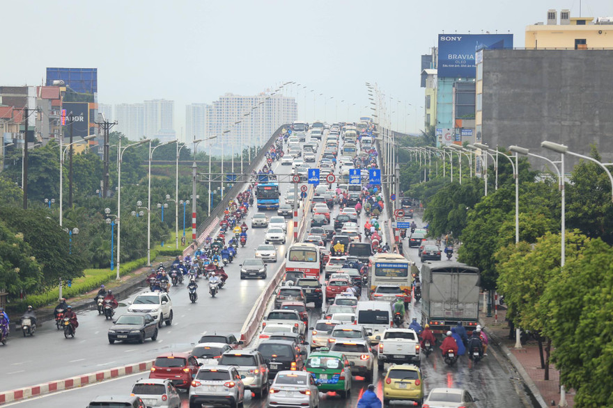 Cầu Vĩnh Tuy đang xuống cấp và ùn tắc, song Dự án xây cầu Vĩnh Tuy 2 vẫn chưa biết ngày nào được khởi công Ảnh: Như Ý 