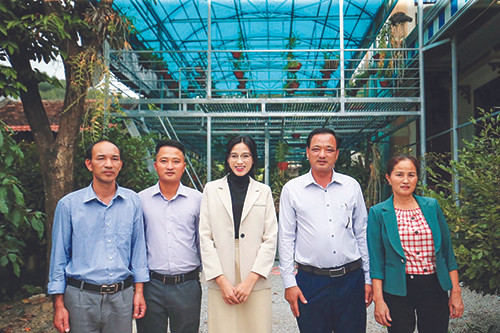 Đỗ Thị Hà cùng người thân. Bố, mẹ Hoa hậu đứng bên phải ảnh Ảnh: Như Ý