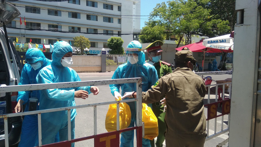 Những suất cơm “VIP” được chuyển đến tận tay các y bác sĩ tuyến đầu chống dịch. Ảnh: Giang Thanh