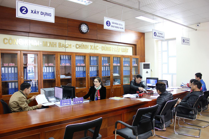 Người dân đến làm thủ tục hành chính tại bộ phận một cửa phường Cao Xanh, thành phố Quảng Ninh Ảnh: PV