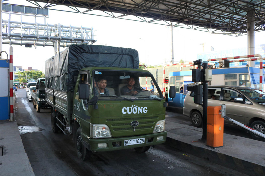 Xe ùn tại trạm để phản đối thu phí Ảnh: Kim Hà