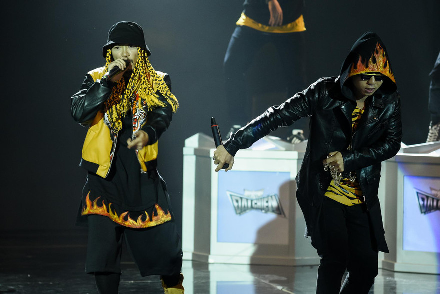 Phong cách bụi phủi đường phố của Hà Lê (cùng Phúc Bồ) khi chưa hát nhạc Trịnh Ảnh: Nguyễn Bá Ngọc