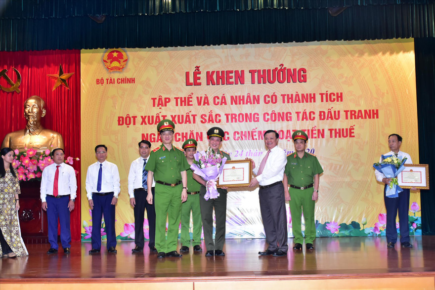 Bộ trưởng Bộ Tài chính Đinh Tiến Dũng và Thứ trưởng Bộ Công an Nguyễn Duy Ngọc trao tặng bằng khen của Bộ Tài chính cho các tập thể, cá nhân của Cục Thuế và Công an tỉnh Phú Thọ sau thành tích triệt phá vụ mua bán hóa đơn tại Junma 