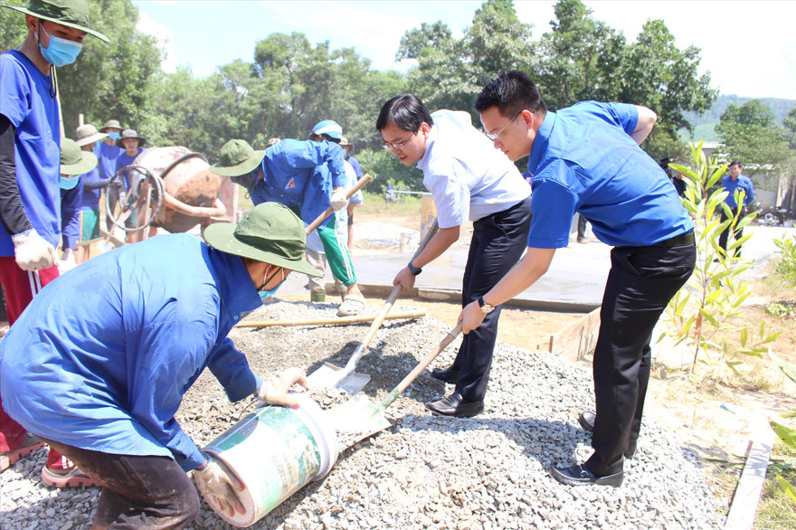 Anh Nguyễn Anh Tuấn, Bí thư thường trực T.Ư Đoàn, Chủ tịch T.Ư Hội LHTN Việt Nam (thứ 2, từ phải qua) cùng các bạn tình nguyện viên đổ đường bê tông tại xã Hòa Nhơn, huyện Hòa Vang, Đà Nẵng ẢNH: Giang Thanh 