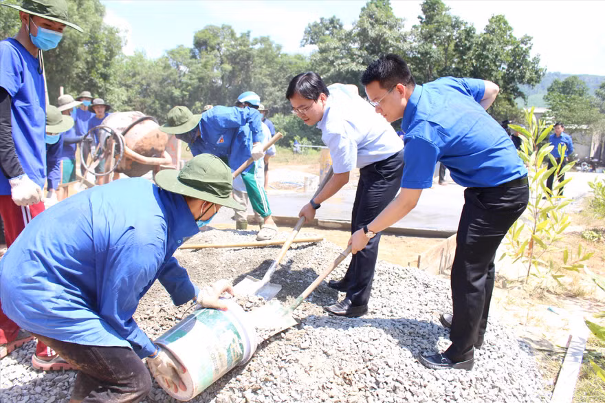 Anh Nguyễn Anh Tuấn, Bí thư thường trực T.Ư Đoàn, Chủ tịch T.Ư Hội LHTN Việt Nam (thứ 2, từ phải qua) cùng các bạn tình nguyện viên đổ đường bê tông tại xã Hòa Nhơn, huyện Hòa Vang, Đà Nẵng ẢNH: Giang Thanh 