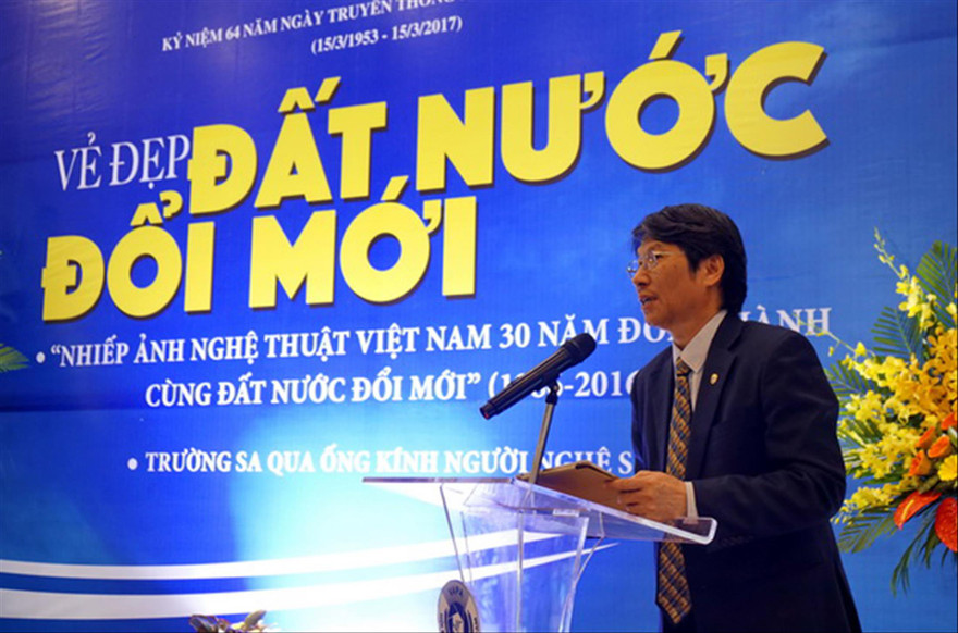 Ông Vũ Quốc Khánh tại Triển lãm Nhiếp ảnh Nghệ thuật Việt Nam 30 năm đồng hành cùng đất nước đổi mới Ảnh: VAPA 