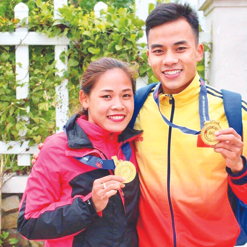 Tuyển thủ đi bộ Nguyễn Thị Thanh Phúc và em trai Thành Ngưng. Do dịch COVID-19, món khô gà mà Thanh Phúc kinh doanh để kiếm thêm thu nhập cũng phải tạm ngưng ảnh: NVCC 