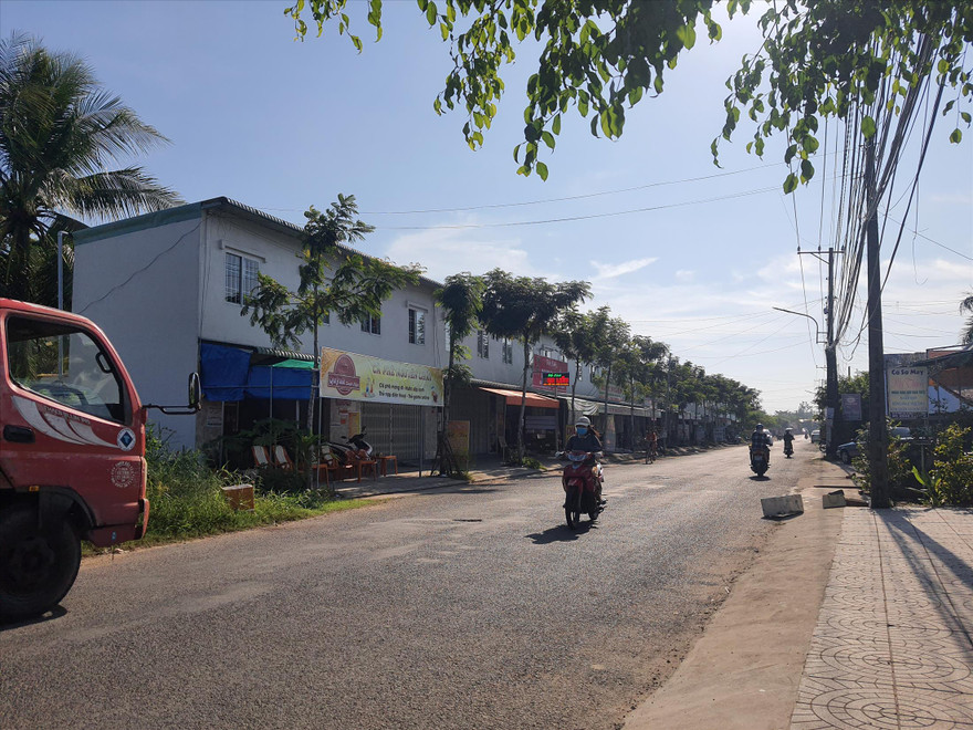 Dãy ki-ốt xây dựng trái phép của hộ gia đình bà Hứa Thanh Thanh, con gái ông Hứa Văn Hòa, Nguyên Phó chủ tịch UBND huyện Châu Thành ( Kiên Giang) 