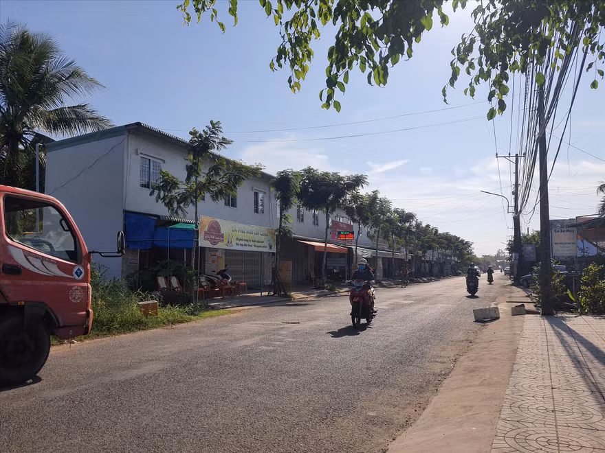 Dãy ki-ốt xây dựng trái phép của hộ gia đình bà Hứa Thanh Thanh, con gái ông Hứa Văn Hòa, Nguyên Phó chủ tịch UBND huyện Châu Thành ( Kiên Giang) 