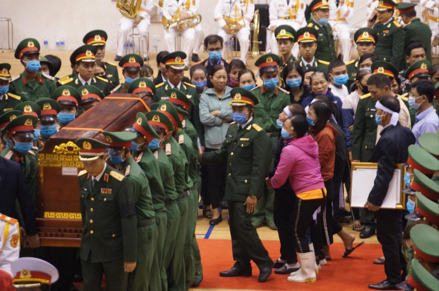 Tiễn đưa các anh về với đất mẹ. Ảnh: PV