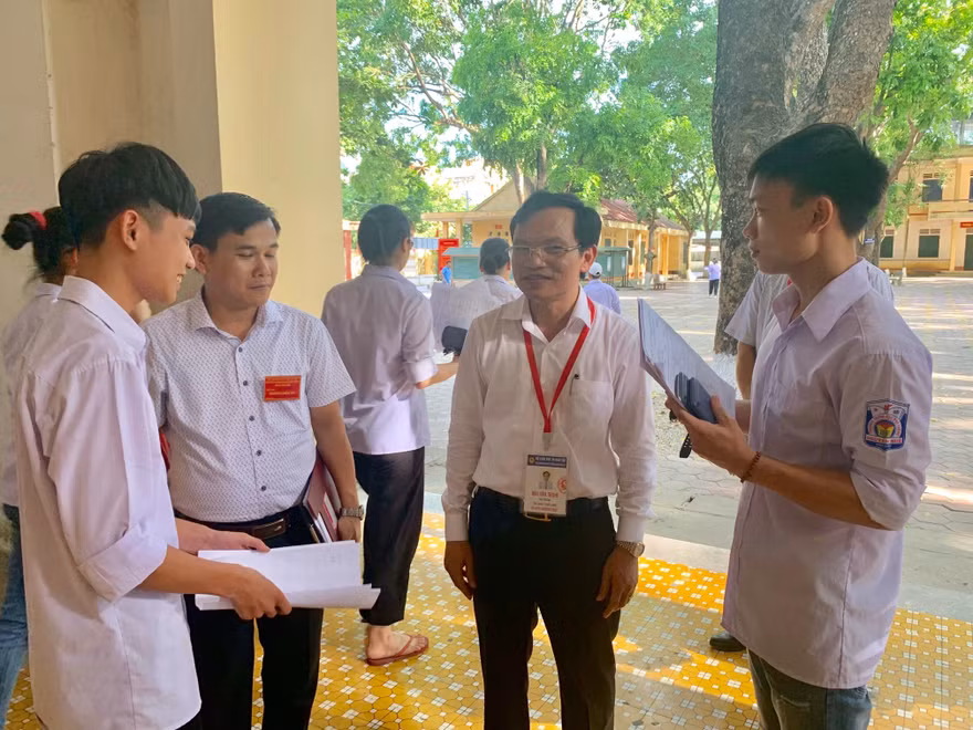 Ông Mai Văn Trinh kiểm tra thi tại Thanh Hóa 