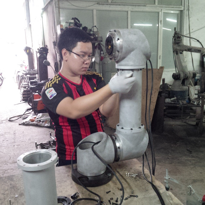 Một thành viên dự án tham gia việc lắp ghép robot 6 bậc tự do. Ảnh: TS Ðỗ Trần Thắng cung cấp